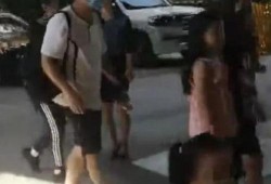 小女孩最新皮肤爆料视频,小女孩惊艳亮相，细节解析带你领略独特魅力
