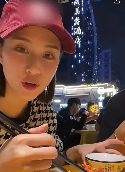 在娱乐圈吃瓜后我爆红了,意外爆红成为焦点